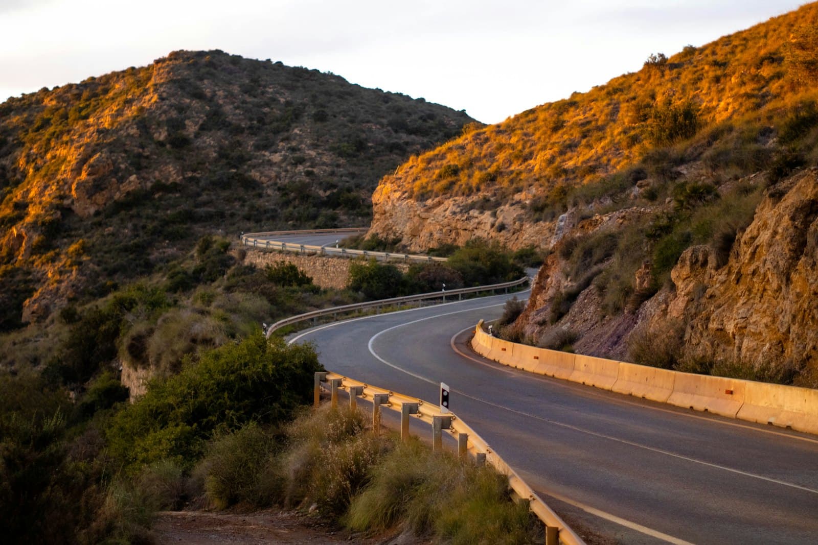 Vía de montaña con curvas en zona rural